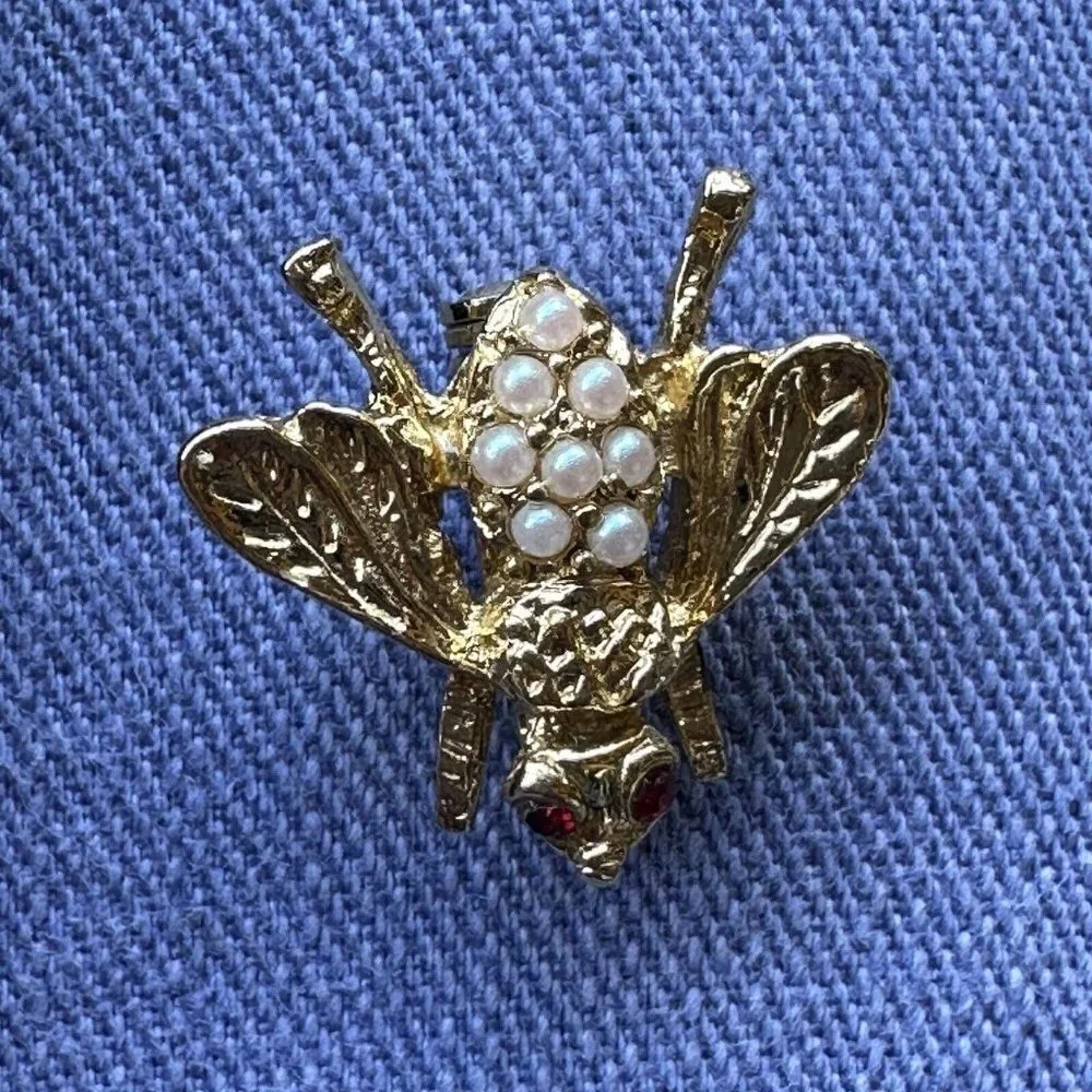 VTG Bumble Bee Pin Brooch 0.625 Inch Gold Tone Baby Pearl Red Rhinestones‎ Eyes